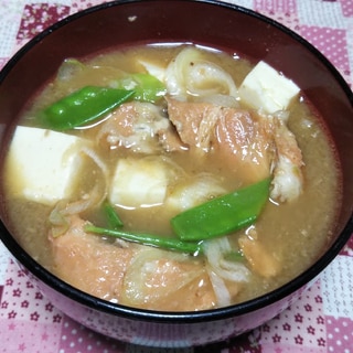 鮭の中骨缶と絹さやと豆腐と長ねぎの味噌汁☆